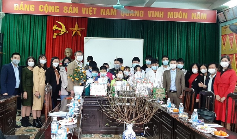 Đoàn đã đến thăm và chúc Tết thầy - trò Trường THCS Lê Hồng Phong (TP Thái Bình)