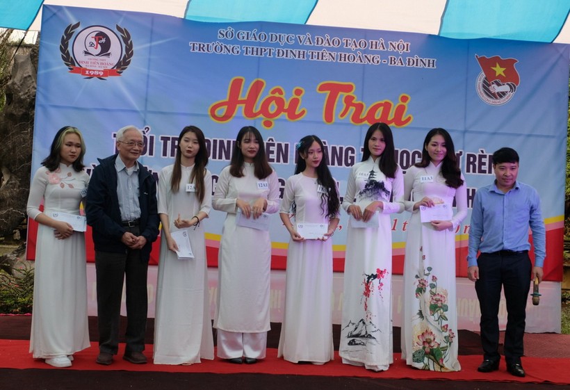 TS Nguyễn Tùng Lâm và các học trò khi tham gia hoạt động trải nghiệm sáng tạo học kỳ 1 năm học 2020 - 2021.