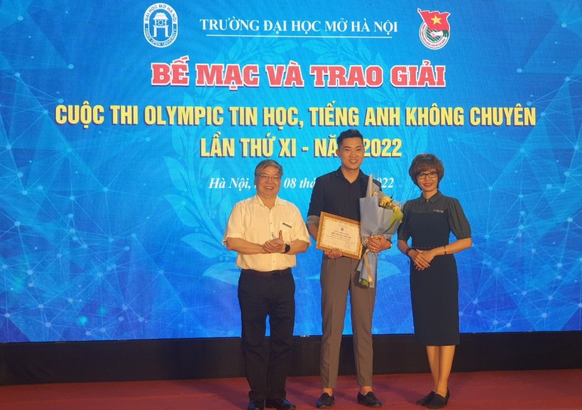 TS Nguyễn Minh Phương - Phó Hiệu trưởng Trường ĐH Mở Hà Nội và TS Trương Tiến Tùng trao giải Nhất toàn đoàn cho khoa tiếng Anh.