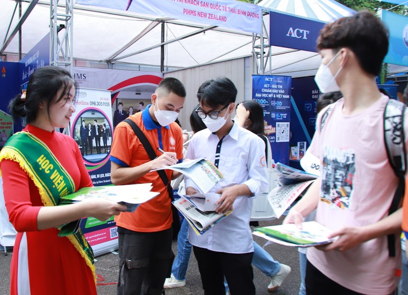 Tại ngày hội tư vấn tuyển sinh, hướng nghiệp, rất nhiều thí sinh có nhu cầu tìm hiểu về ngành Sư phạm Công nghệ của Học viện Nông nghiệp Việt Nam