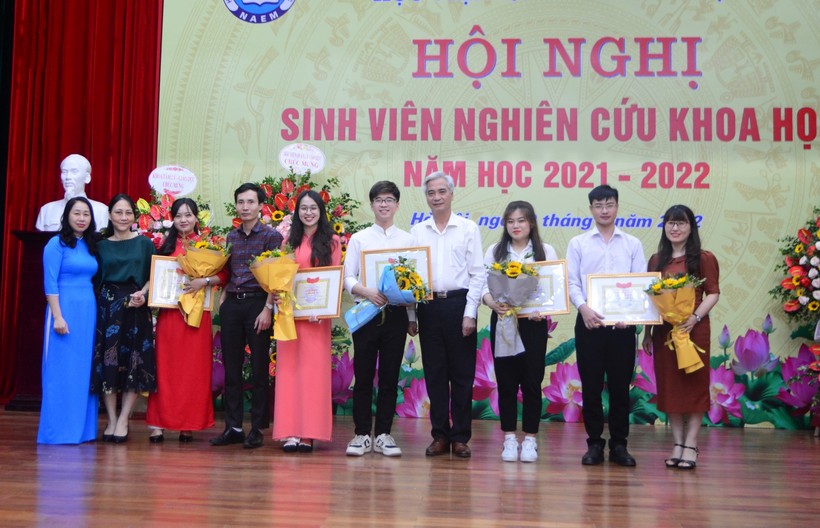 PGS.TS Trần Hữu Hoan - Phó Giám đốc Học viện Quản lý Giáo dục (thứ tư từ phải qua trái) trao giấy khen và tặng hoá chúc mừng cho các sinh viên đạt thành  tích cao trong nghiên cứu khoa học