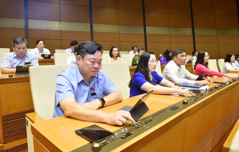 Đoàn ĐBQH tỉnh Bắc Kạn biểu quyết thông qua Luật Kinh doanh bảo hiểm (sửa đổi).