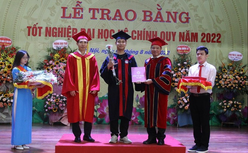 GS.TS Phạm Quang Trung (thứ hai từ phải sang trái) trao bằng tốt nghiệp cho các tân cử nhân