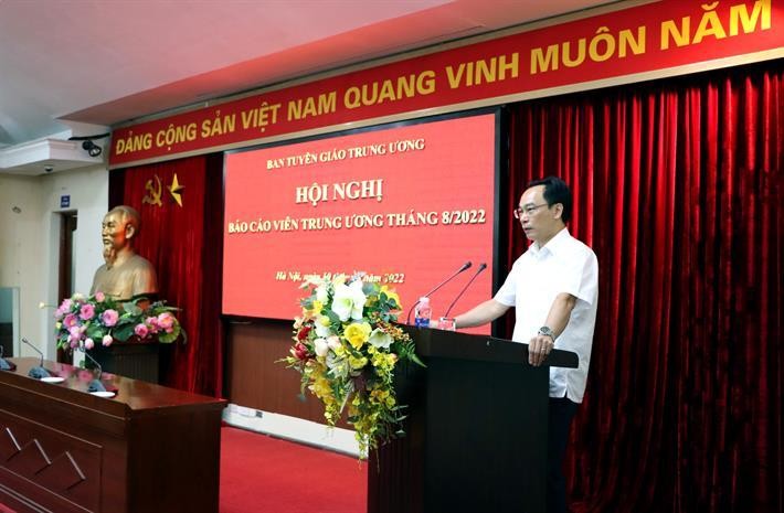 Thứ trưởng Hoàng Minh Sơn trình bày thông tin chuyên đề tại Hội nghị báo cáo viên Trung ương tháng 8