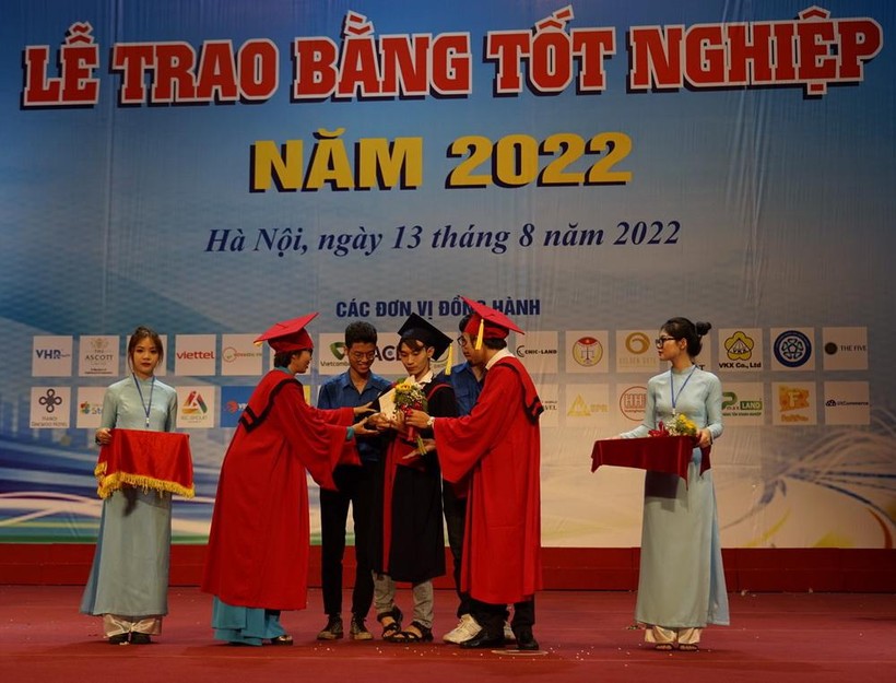 Hơn 2.500 sinh viên Trường ĐH Mở Hà Nội được nhận bằng tốt nghiệp ảnh 2