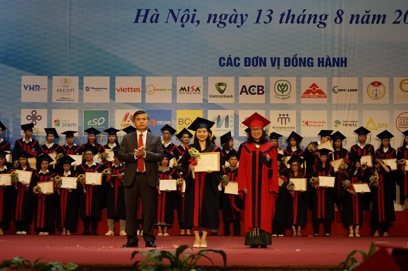 Hơn 2.500 sinh viên Trường ĐH Mở Hà Nội được nhận bằng tốt nghiệp ảnh 3