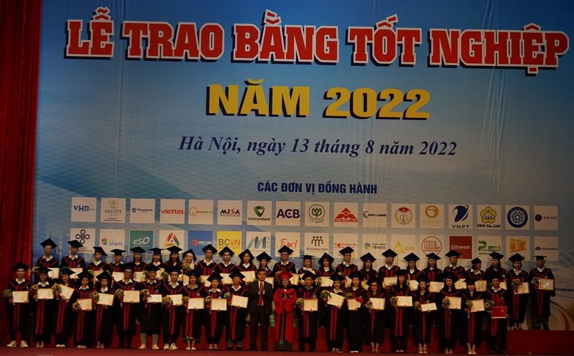 Sáng 13/8, tại Hà Nội, Trường ĐH Mở Hà Nội tổ chức trao bằng tốt nghiệp cho gần 2.200 sinh viên