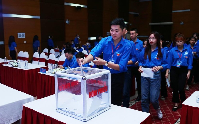 Các đoàn viên bỏ phiếu bầu Ban chấp hành Đoàn TNCS Hồ Chí Minh Trường ĐH Mở Hà Nội khóa X, nhiệm kỳ 2022 - 2024.