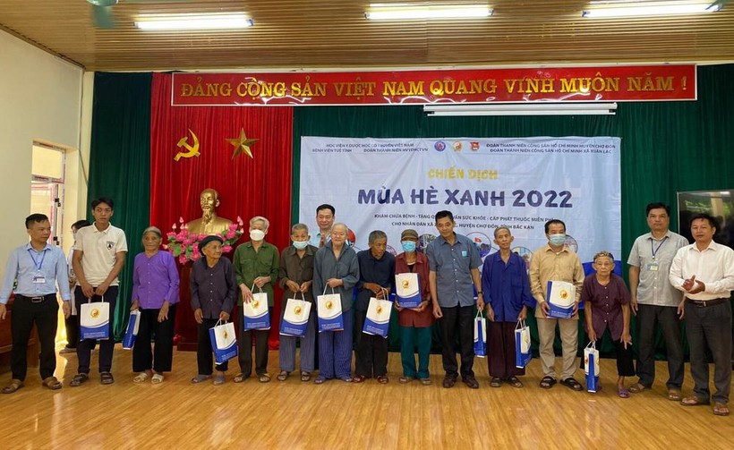 Sinh viên Học viện Y dược học cổ truyền Việt Nam khám chữa bệnh miễn phí cho người dân Bắc Kạn ảnh 4