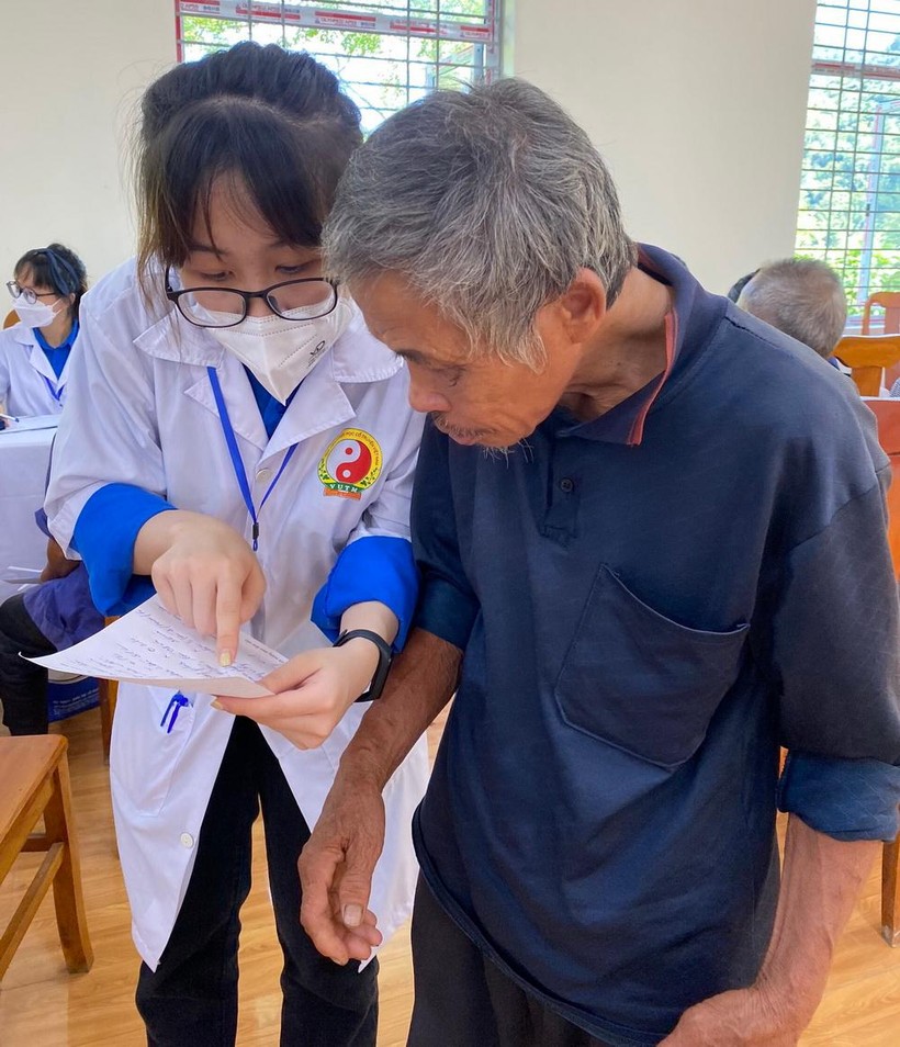 Sinh viên Học viện Y dược học cổ truyền Việt Nam khám chữa bệnh miễn phí cho người dân Bắc Kạn ảnh 2