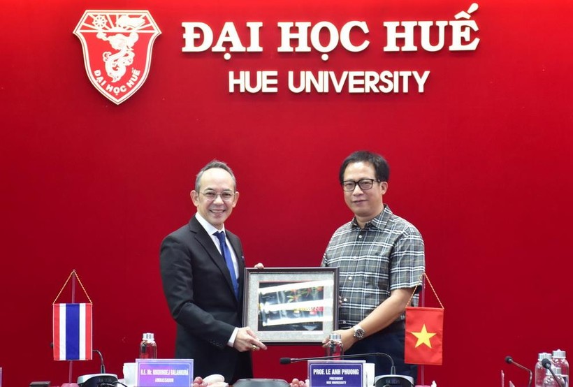 PGS.TS Lê Anh Phương - Giám đốc Đại học Huế có buổi tiếp ông Nikorndej Balankura - Đại sứ quán Thái Lan tại Việt Nam