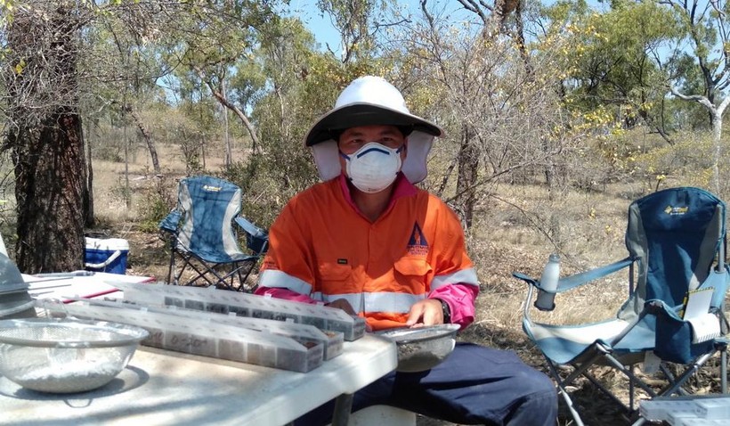 TS Lê Xuân Trường thực hiện mô tả và lấy mẫu khoan thăm dò khoáng sản tại Queensland. Ảnh: NVCC