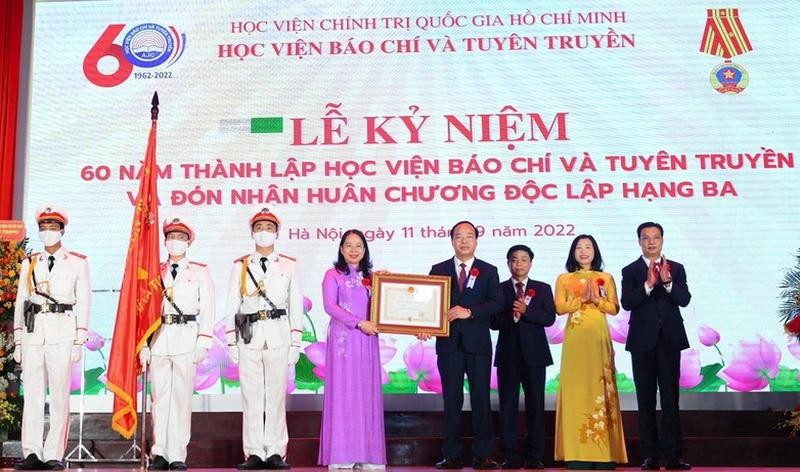 Thay mặt lãnh đạo Đảng, Nhà nước, Phó Chủ tịch nước Võ Thị Ánh Xuân trao tặng Huân chương Độc lập hạng Ba cho Học viện Báo chí và Tuyên truyền.