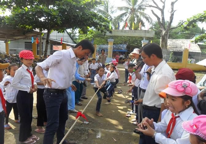 Thầy Lý Khonh Na Ra tổ chức nhiều hoạt động giáo dục ngoại khoá cho học sinh.