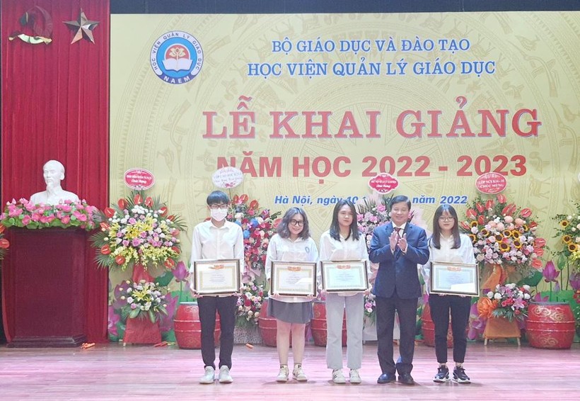 GS.TS Phạm Quang Trung trao Giấy khen cho các tân thủ khoa đầu vào - kỳ tuyển sinh năm 2022.