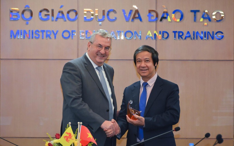 Ông Pierre-Yves Jeholet, Bộ trưởng-Thủ hiến Chính phủ Cộng đồng người Bỉ nói tiếng Pháp tặng quà lưu niệm cho Bộ trưởng Nguyễn Kim Sơn.