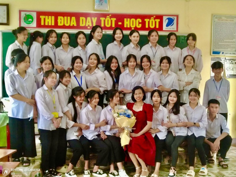 Cô Nguyễn Thị Việt Hà cùng học trò của mình.