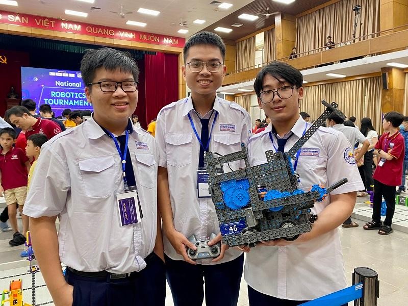 Ba chàng trai Dương Nghiệp Quý, Huỳnh Minh Khang và Ngô Hoàng Quân tham gia giải National Robotics Tournament 2022. Ảnh NC.
