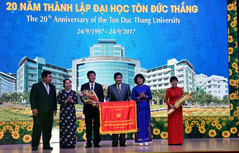Phó Chủ tịch nước Đặng Thị Ngọc Thịnh trao tặng Cờ thi đua của Thủ tướng Chính phủ cho tập thể sư phạm nhà trường