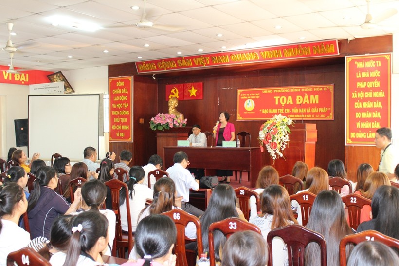 Buổi tọa thu hút sự tham gia của hơn 400 người đang làm công tác nuôi dạy trẻ tại phường Bình Hưng Hòa B