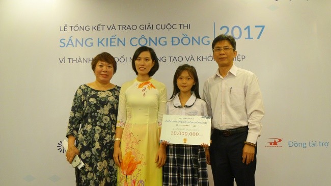 Em Nguyễn Thị Quỳnh Trâm, đại diện nhóm HS Trường Tiểu học Bình Mỹ (H.Cần Giờ, TPHCM) nhận giải Nhất với sáng kiến chế áo phao từ chai nhựa