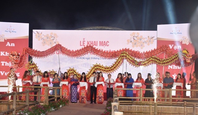 Đại diện lãnh đạo TPHCM và Ban tổ chức cắt băng khai mạc Hội hoa xuân Phú Mỹ Hưng Tết Mậu Tuất 2018