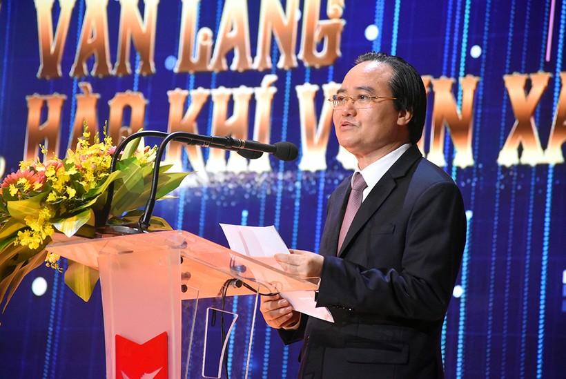 Bộ trưởng Bộ GD&ĐT Phùng Xuân Nhạ phát biểu tại sự kiện lễ kỷ niệm 25 năm thành lập Trường ĐH Văn Lang.
