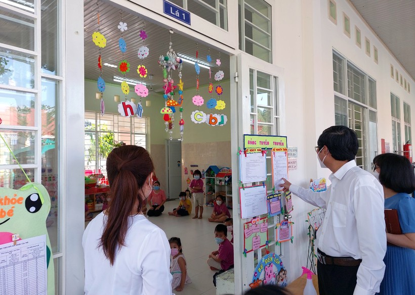 Thứ trưởng Nguyễn Văn Phúc và đoàn công tác kiểm tra công tác dạy học tại Trường mầm non Rạng Đông (Thị xã Hòa Thành, Tây Ninh).