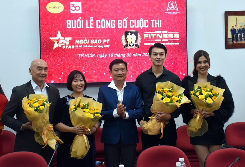 TS Nguyễn Anh Tuấn - Hiệu trưởng HUFLIT tặng hoa cho các thành viên Ban giám khảo của cuộc thi.
