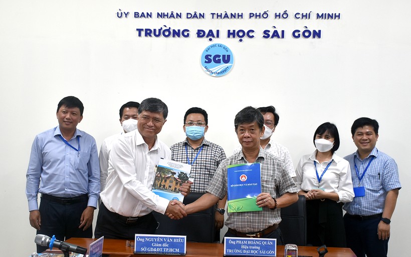 Ông Nguyễn Văn Hiếu (Giám đốc Sở GD&ĐT TPHCM) và ông Phạm Hoàng Quân (Hiệu trưởng Trường ĐH Sài Gòn) bắt tay tại lễ ký kết.
