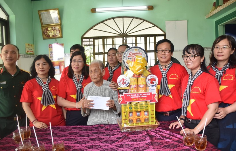 Ban tổ chức thăm, tặng quà Mẹ VN anh hùng Nguyễn Thị Hay (xã Cần Thạnh, huyện Cần Giờ, TPHCM.