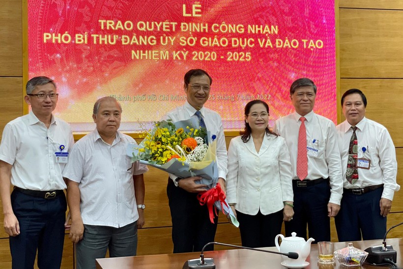 Phó Bí thư Thành ủy TPHCM Nguyễn Thị Lệ (thứ 3 từ phải qua) và Ban lãnh đạo Sở GD&ĐT TPHCM chúc mừng ông Lê Hoài Nam (thứ 3 từ trái qua).