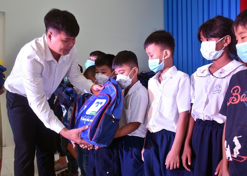 Báo Giáo dục & Thời đại tiếp sức học trò nghèo huyện Càng Long, Trà Vinh ảnh 9
