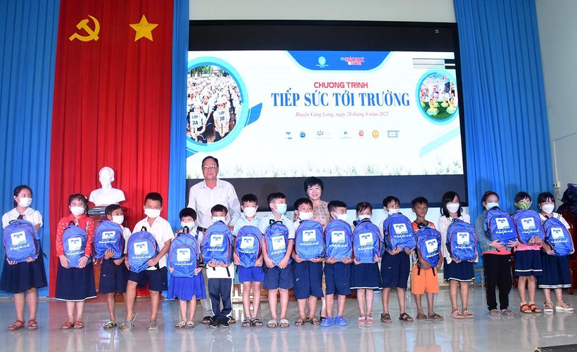 Báo Giáo dục & Thời đại tiếp sức học trò nghèo huyện Càng Long, Trà Vinh ảnh 14