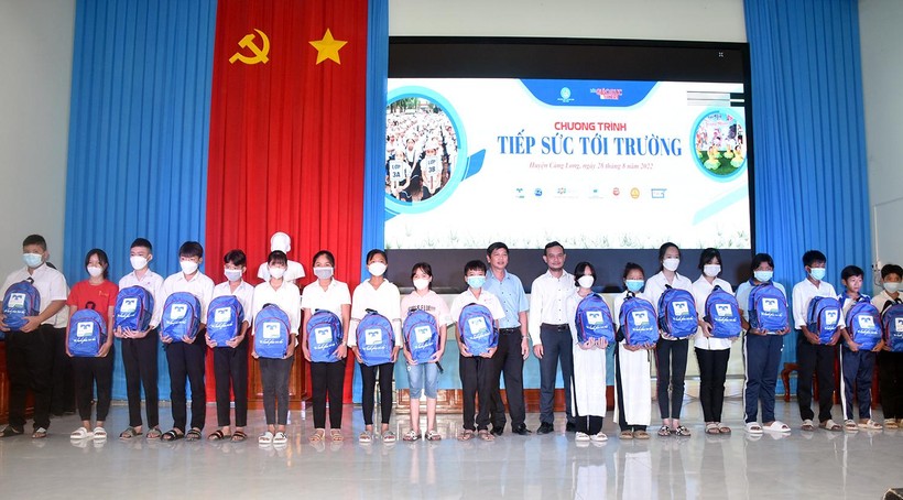 Báo Giáo dục & Thời đại tiếp sức học trò nghèo huyện Càng Long, Trà Vinh ảnh 12