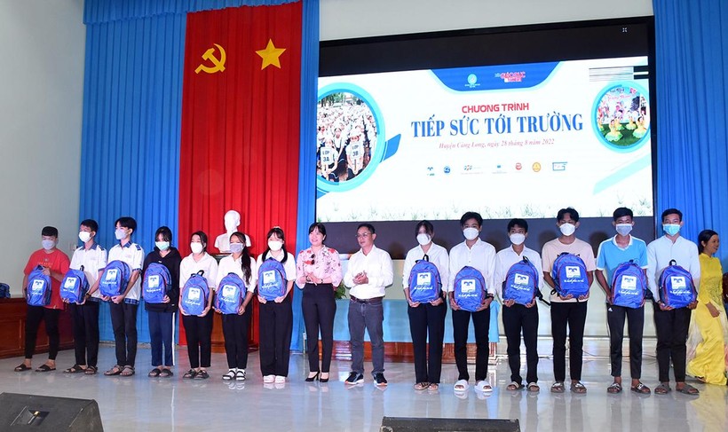 Báo Giáo dục & Thời đại tiếp sức học trò nghèo huyện Càng Long, Trà Vinh ảnh 13