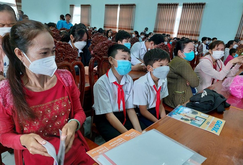 Báo Giáo dục & Thời đại tiếp sức học trò nghèo huyện Càng Long, Trà Vinh ảnh 8