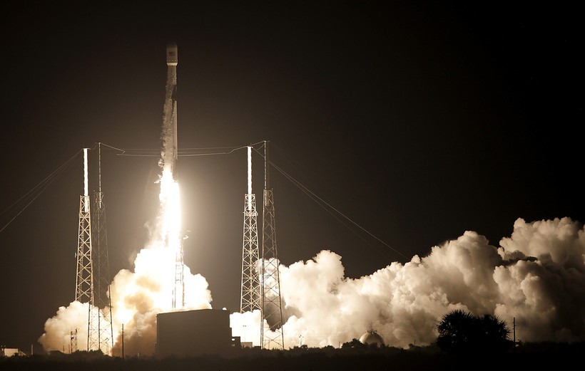 Tầng đầu tiên của tên lửa Falcon 9 lần đầu tiên hạ cánh thành công xuống căn cứ Vandenberg