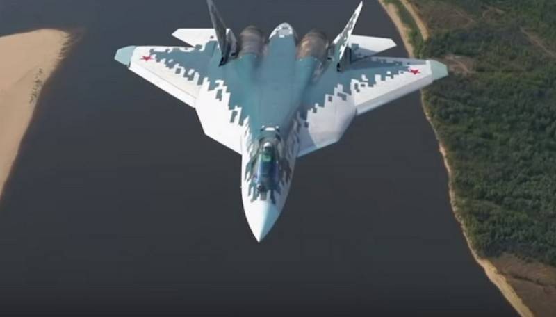  Hai máy bay chiến đấu Su-57 mới nhất của Nga cất cánh trên bầu trời