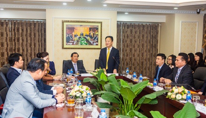 Chủ tịch HĐQT SHB ông Đỗ Quang Hiển (đứng) báo cáo tình hình hoạt động của SHB tại buổi tiếp Thống đốc Ngân hàng Cộng hòa Dân chủ Nhân dân Lào Sonexay Sitphaxay đến thăm trụ sở SHB.