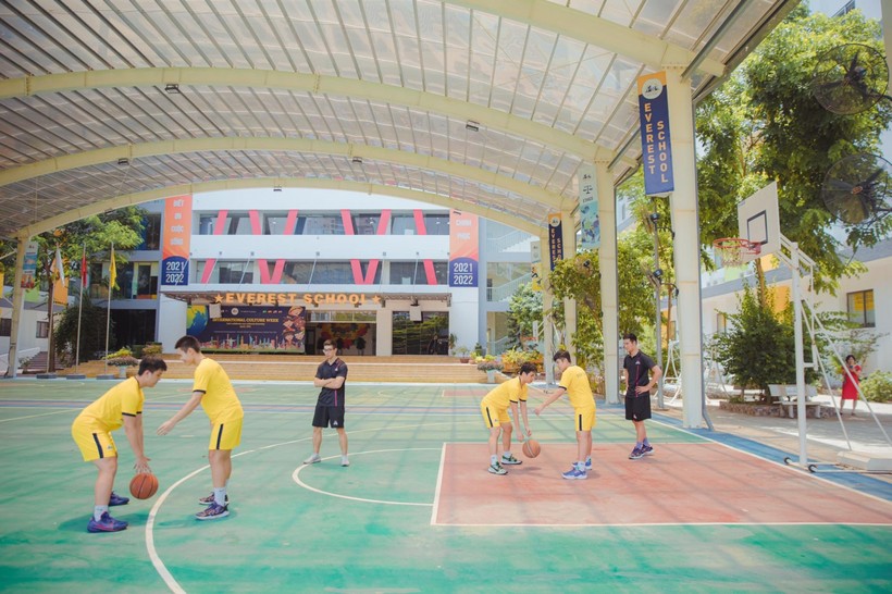 Học sinh yêu bóng rổ có thể thực hiện ước mơ qua chương trình đào tạo Hệ Bóng rổ Bán chuyên nghiệp của trường Phổ thông Liên cấp Everest.