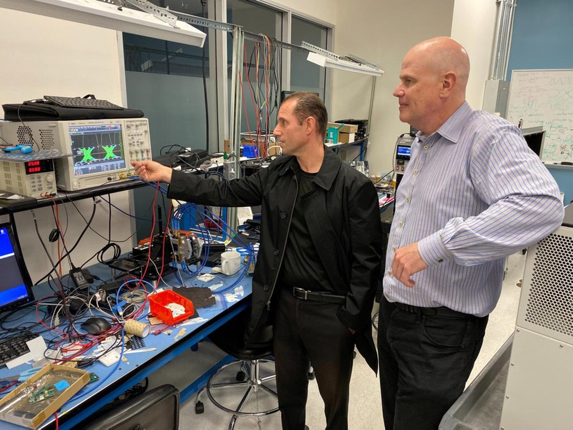 Chiến lược gia không dây của Keyssa Inc Rubén Caballero và CEO Eric Almgren tại một trong những phòng thí nghiệm của Công ty ở Campbell, California, Mỹ