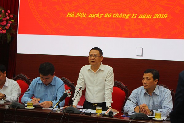 Phó Chủ tịch UBND huyện Mê Linh Hoàng Tuấn Anh thông tin tại buổi giao ban báo chí.