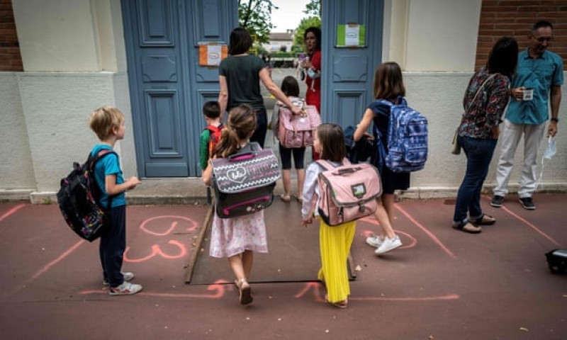 Phụ huynh và trẻ em tại một trường tiểu học ở Toulouse, miền Nam nước Pháp.