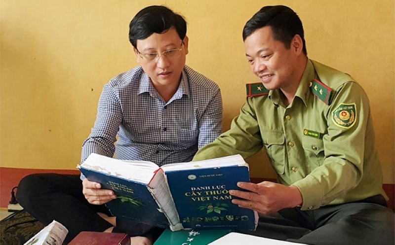 Thạc sĩ Phạm Tiến Thịnh (phải) chia sẻ tài liệu nghiên cứu về cây dược liệu.