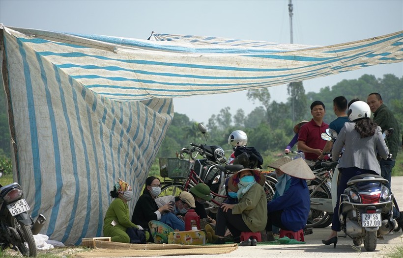 Một số người dân các xã Hồng Kỳ và Nam Sơn dựng lều bạt chặn xe chở rác vào Khu liên hợp xử lý chất thải Sóc Sơn.