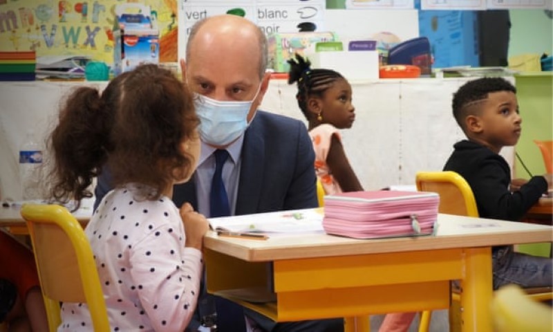 Bộ trưởng Giáo dục Pháp Jean-Michel Blanquer trò chuyện với một học sinh trong chuyến thăm tới một ngôi trường nước này.