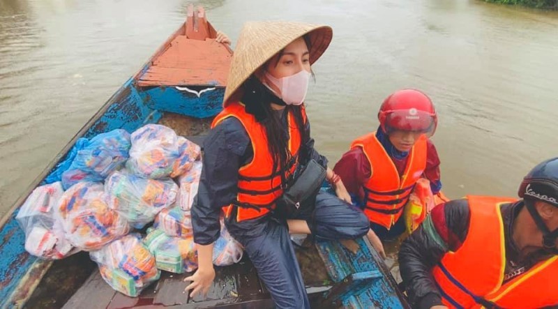 Hình ảnh Thủy Tiên cứu trợ tại Quảng Bình ngày 19/10. Ảnh: ITN.