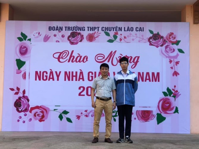 Thầy Phạm Văn Điệp (trái) cùng em Lê Quang Hưng - giải Nhất trong kỳ thi NCKH quốc gia năm học 2018 – 2019. Ảnh: NVCC
