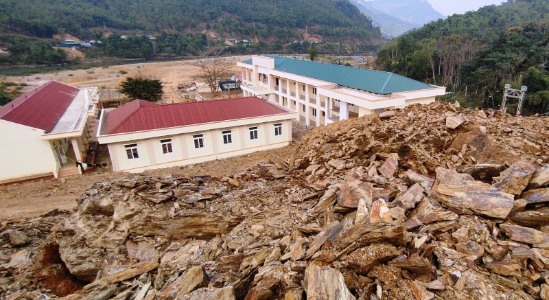 Đất, đá trên mái ta-luy dương có nguy cơ sạt lở vùi lấp Trường PTDTBT - THCS Trung Thành (Quan Hóa, Thanh Hóa).